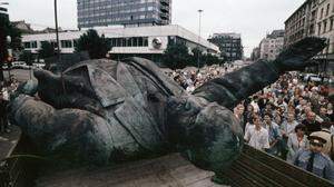 Riga, Lettland, am 25. August 1991: Das kaum Denkbare wird Wirklichkeit: Lenins Statue wird gestürzt 