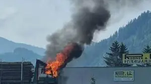 Lkw stand auf der S 36 in Flammen