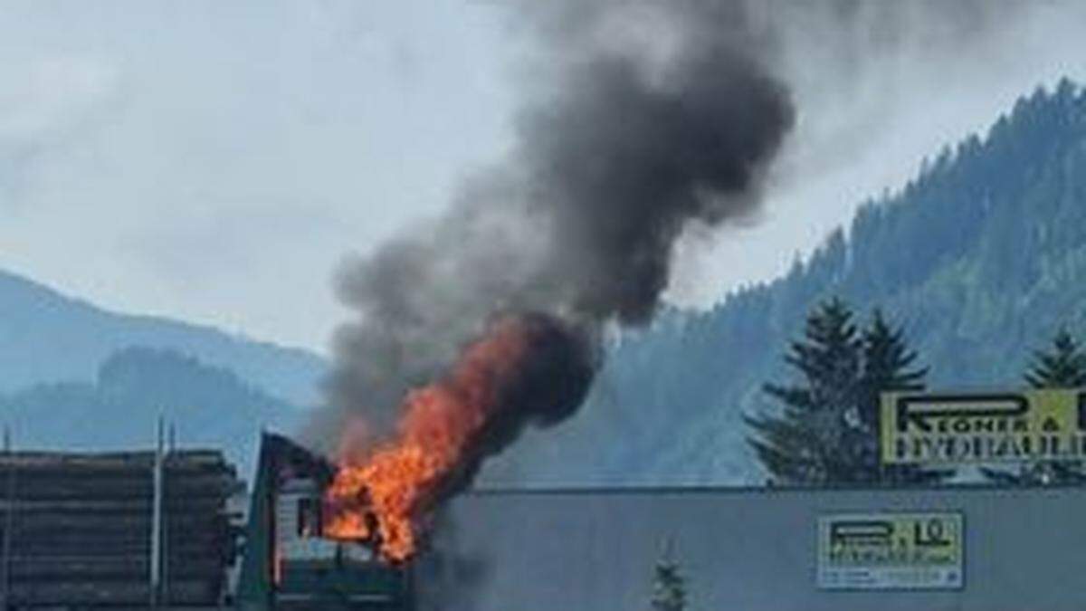 Lkw stand auf der S 36 in Flammen