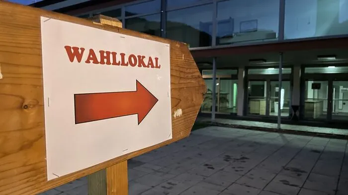 Das Wahllokal im Freizeitheim Trieben eine halbe Stunde vor Beginn der Volksbefragung um 7 Uhr