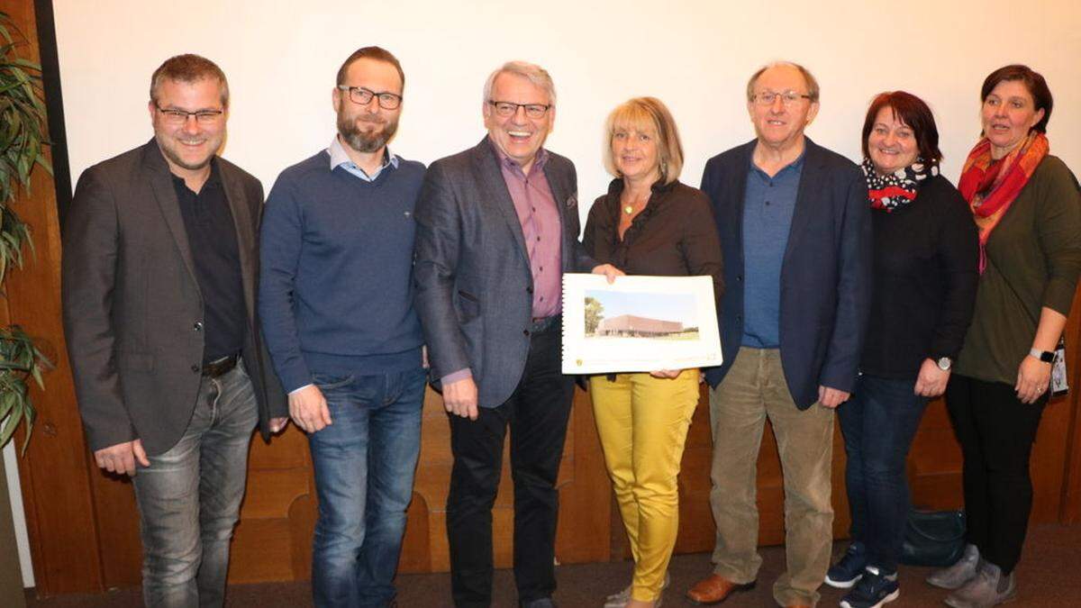 Der Bauausschuss mit den Plänen zur Mehrzweckhalle in Jennersdorf 