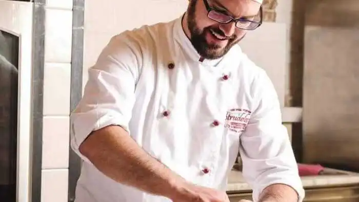 Der gebürtige Arnoldsteiner Michael Lackner ist Backstubenleiter im Café Residenz im Schloss Schönbrunn.