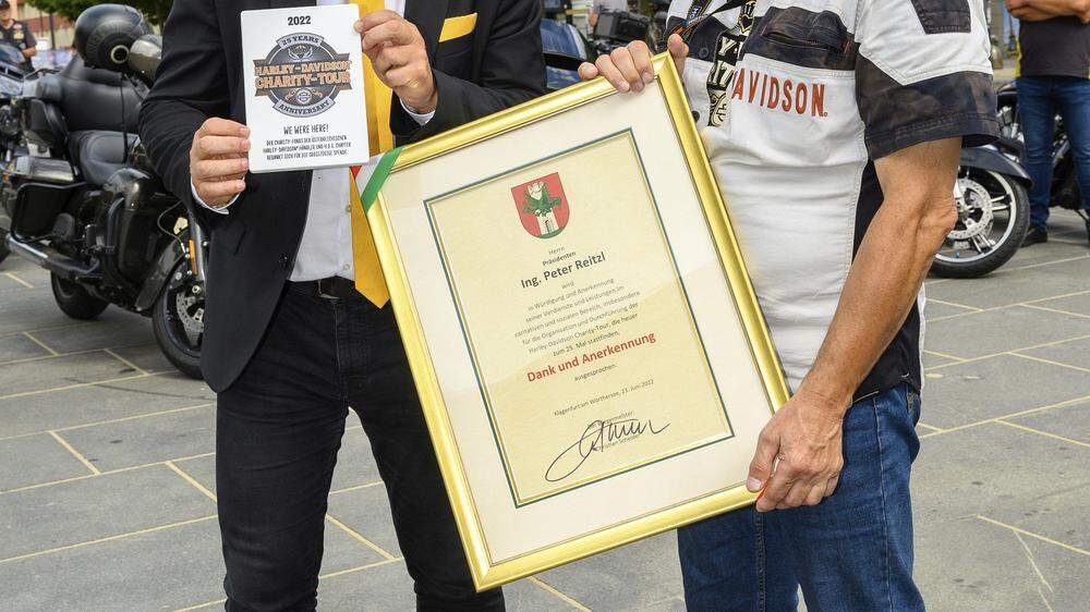 Bürgermeister Christian Scheider (TK) überreichte im Namen der Stadt Klagenfurt dem Harley-Davidson Charity Fonds und dessen Präsidenten Peter Reitzl einen Scheck und die Dank- und Anerkennungsurkunde der Stadt Klagenfurt