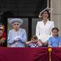 Die Royals auf dem Palastbalkon. Prinz Louis ist über die Lautstärke der Royal Airforce &quot;not amused&quot;. 