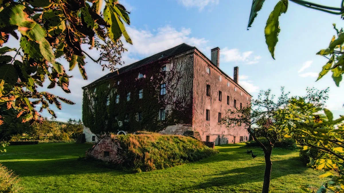 Wenn Sie Schloss Haggenberg auch von oben und innen sehen wollen, dann scannen Sie die Seite mit KLEINE EXTRA