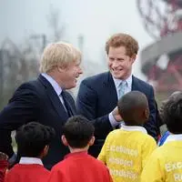 Boris Johnson und Prinz Harry bei einem Treffen mit Schulkindern im Olympic Park in London