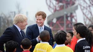 Boris Johnson und Prinz Harry bei einem Treffen mit Schulkindern im Olympic Park in London