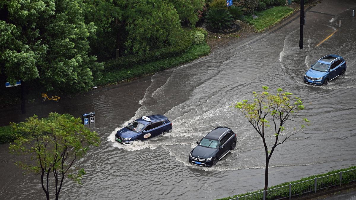 Der Taifun „Bebinca“ sorgt für gesperrte Straßen und Flughäfen