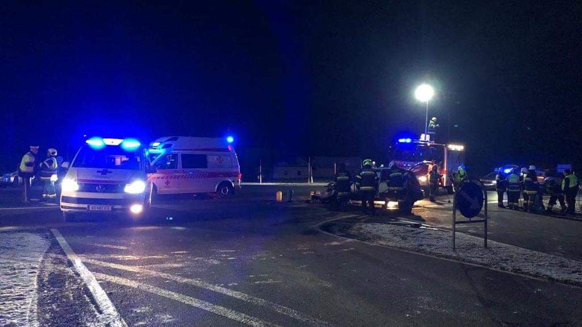 Feuerwehr, Polizei und Rotes Kreuz im Einsatz beim jüngsten Unfall an der berüchtigten Kreuzung