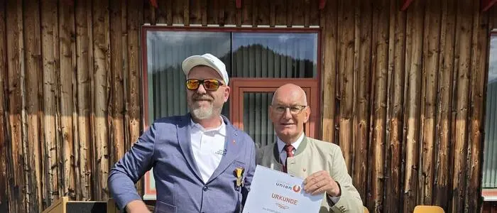 Ehrenurkunde und ein Scheck mit 600 Euro vom Landesverband für die Union Predlitz: Obmann Bernhard Santner (links) mit Präsident Stefan Herer