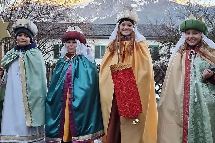 26 Gruppen bestehend aus 104 Kindern und 28 Begleitern ziehen in Gröbming von Haus zu Haus. Im Bild sind Theresa, Mia, Felicitas und Adrian: "Die Verkündung der frohen Botschaft ist für uns das Schönste am Sternsingen. Trotz Pandemie ist es wichtig, das Brauchtum zu erhalten." 