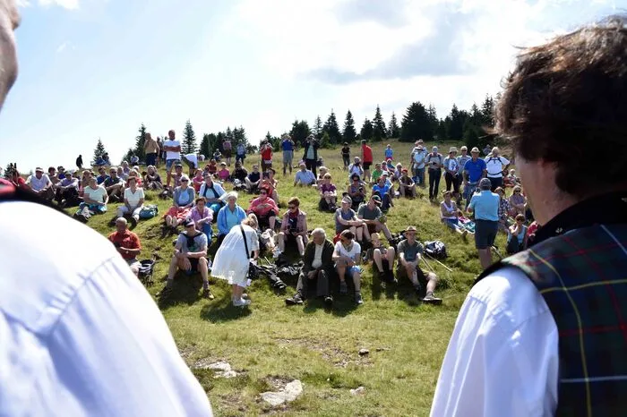 Hunderte Freunde des Chorgesangs und langjährige Wegbegleiter vom 8-Gsong kamen zur feierlichen Messe mit Dechant Lawrence Pinto auf die Alm