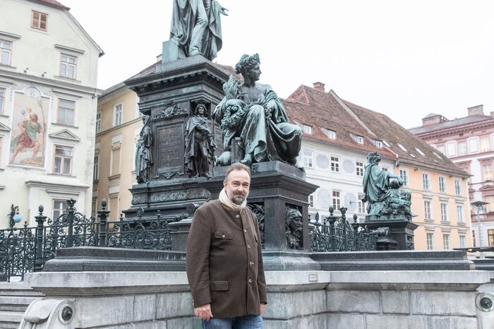 Karl Habsburg, hier vor dem Standbild von Erzherzog Johann, wurde am 11. Jänner 1961 als ältester Sohn von Otto und Regina Habsburg geboren. Der Vater war der letzte Thronfolger der österreichisch-ungarischen Monarchie.