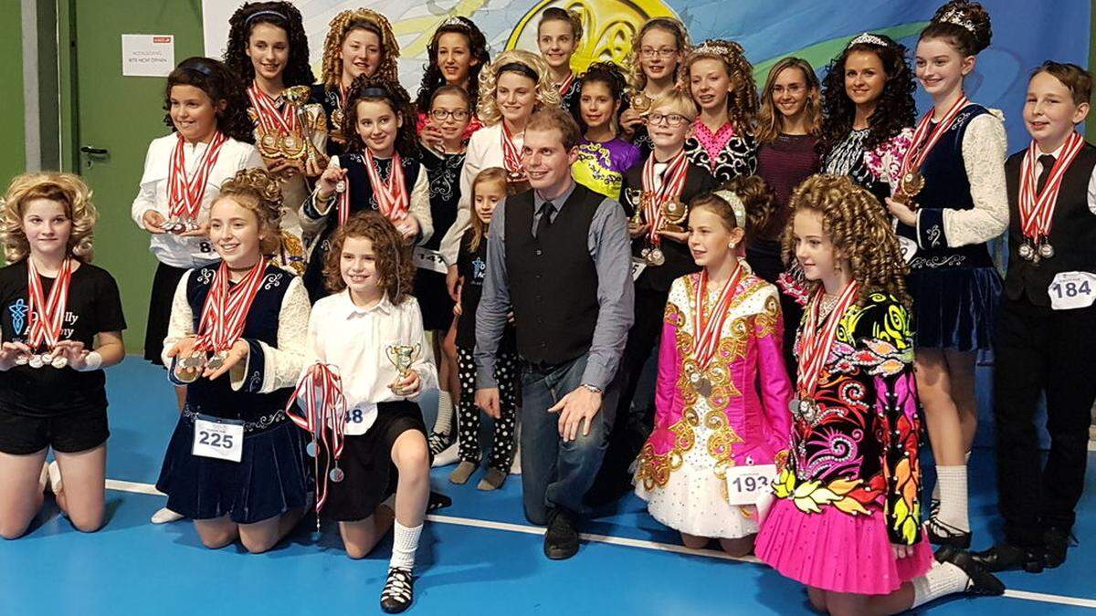 Die erfolgreichen Tänzerinnen und Tänzer der Weizer O'Kelly Irish Dance Academy