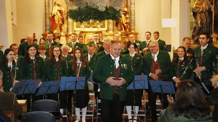 Unter dem Taktstock von Kapellmeister Rudi Kohl brillierte der 50-köpfige Klangkörper in verschiedensten modernen und klassischen Instrumentalstücken. Durch das Programm führten die beiden Moderatoren Joschy Huber und Larissa Kohl.