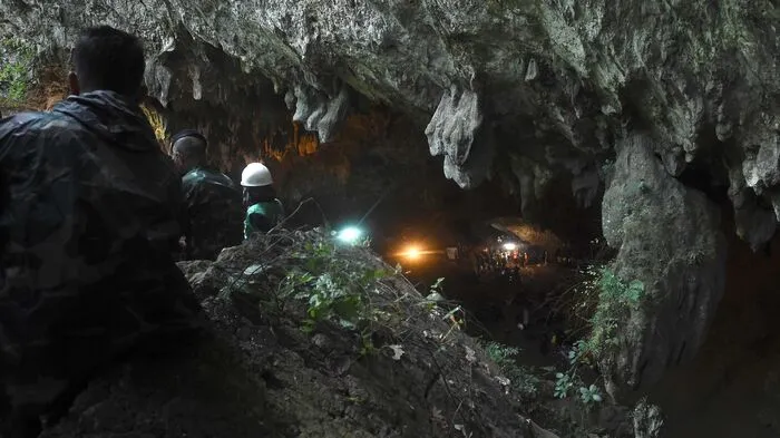 In einem Rennen gegen die Zeit haben sich im Norden Thailands hunderte Einsatzkräfte weiter um die Rettung der in einer überschwemmten Höhle eingeschlossenen Buben-Fußballmannschaft bemüht.