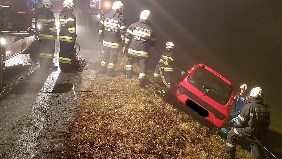 Die Feuerwehr konnte das Auto ohne Beschädigung bergen