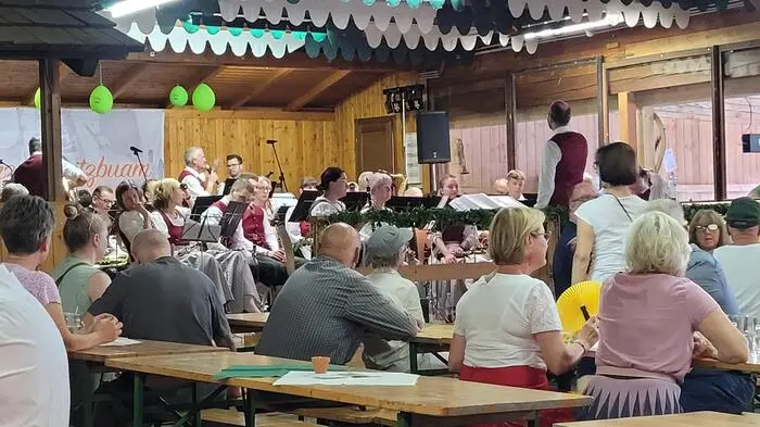 Bei schwungvoller Musik der Lannacher Kapelle haben die Gäste das Frühschoppen genossen