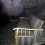 In der Kreuzhalle der Frauenmauerhöhle wurde dieses Sofa während der vergangenen drei Wochen „entsorgt“