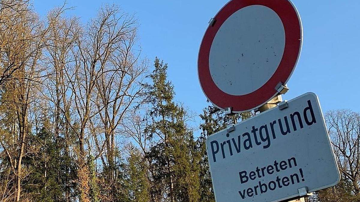 Betreten verboten: Dieses Schild und ein Zaun sind Anrainern ein Dorn im Auge.