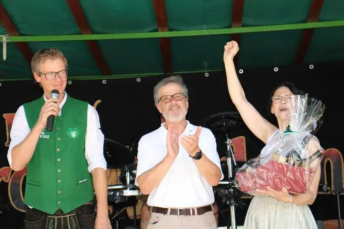 Bei Kaiserwetter nahm Bürgermeister Engelbert Huber die Eröffnung dieses Festes vor.
