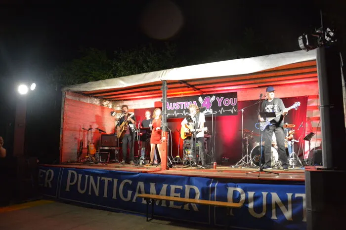 Die Band „Austria4You“ brachte die Gäste in Schwung, in Feierlaune bewegten sie sich lebhaft auf der Tanzfläche.