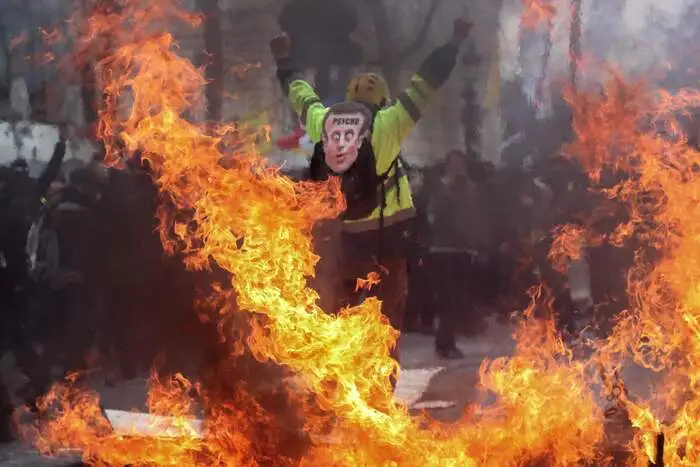 Am Freitag endete offiziell der Bürgerdialog, den Präsident Emmanuel Macron als Antwort auf die Proteste ins Leben gerufen hatte. Erste Ergebnisse will der Staatschef im April präsentieren. Die Demonstranten fordern Steuersenkungen und mehr soziale Gerechtigkeit.
