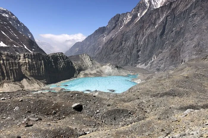 Das Annapurna-Massiv liegt in Nepal, nördlich von Pokhara. Der Weg ins Nord-Basislager (4190 Meter Seehöhe) erfolgt über die Orte Sikha und Dana.