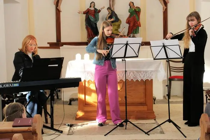... zeigten die 19 Musiker und Musikerinnen der Klassen Holweg, Engelbogen, Schlatzer-Podbreznik, Spörk, Peyer und Palic, was sie im laufenden Schuljahr gelernt haben, und begeisterten die zahlreichen Besucher in der Kalvarienbergkirche. 