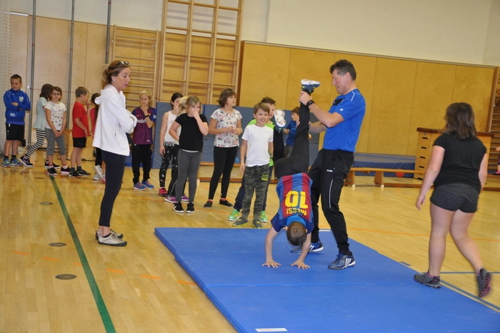Sie konnten an verschiedenen Stationen Sportarten wie Volleyball oder Leichtathletik testen.