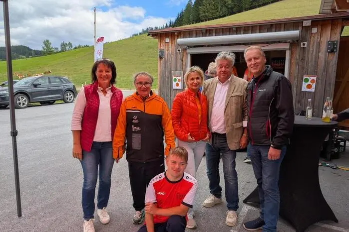 Einige Ehrengäste kamen nach Strallegg, unter anderem Werner Kogler als Präsident der Special Olympics Steiermark, Elfi Weinzierl als Geschäftsführerin, Thomas Gruber als Sportdirektor, Sebastian Koller als Sportdirektorstellvertreter, Bürgermeisterin Anita Feiner und Franz Binder vom Sportausschuss. 