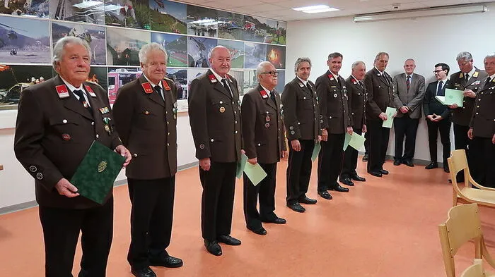 Ausgezeichnete Feuerwehrleute, darunter für 75, 70 und 60 Jahre Engagement