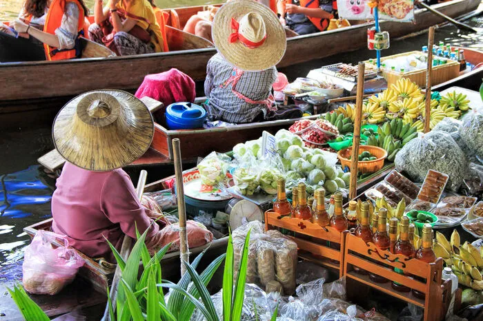 Foodies, die ihre Leidenschaft für lokale Köstlichkeiten mit der richtigen Portion Abenteuer und Kultur verbinden möchten, sind in den kontrastreichen Ländern Thailand und Laos genau richtig. Der Hunger nach lokalen Leckereien lässt sich beispielsweise auf den zahlreichen Streetfood-Märkten in Bangkok oder Chiang Mai stillen. Für den richtigen Adrenalinschub sorgt eine Tour durch Mae Taeng, eine Dschungelwildnis zwischen Bergen, Flüssen und Reisfeldern.