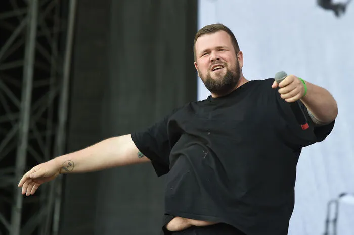 Sänger Jan Gorkow von der Band "Feine Sahne Fischfilet" während eines Konzertes auf der "Blue Stage".