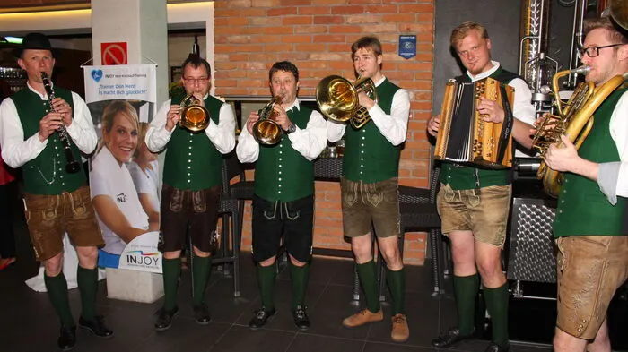 Klicken Sie sich durch die Fotos der Charity-Gala 2017 des Kiwanis Club Lipizzanerheimat!