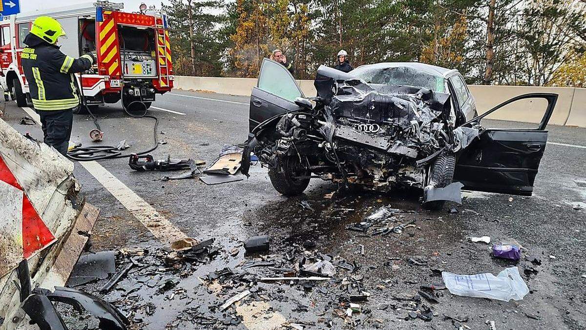 Ersthelfer löschten einen Brand am Auto und befreiten den Lenker - doch der Notarzt konnte nur mehr den Tod feststellen