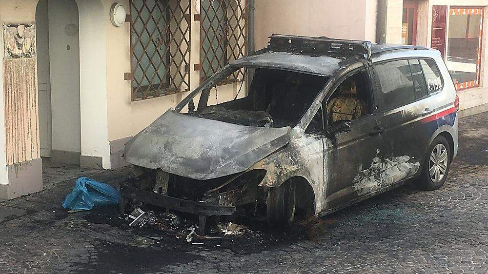 Das Polizeiauto brannte vollständig aus