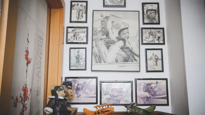 Noch immer hängen die Bilder an der Wand: Ingeborg Habich (84) flog als erste Frau im Düsenjet des österreichischen Bundesheers, der Saab 105