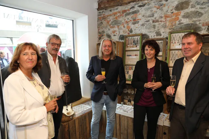Die vielen Besucherinnen und Besucher waren von den Exponaten angetan.