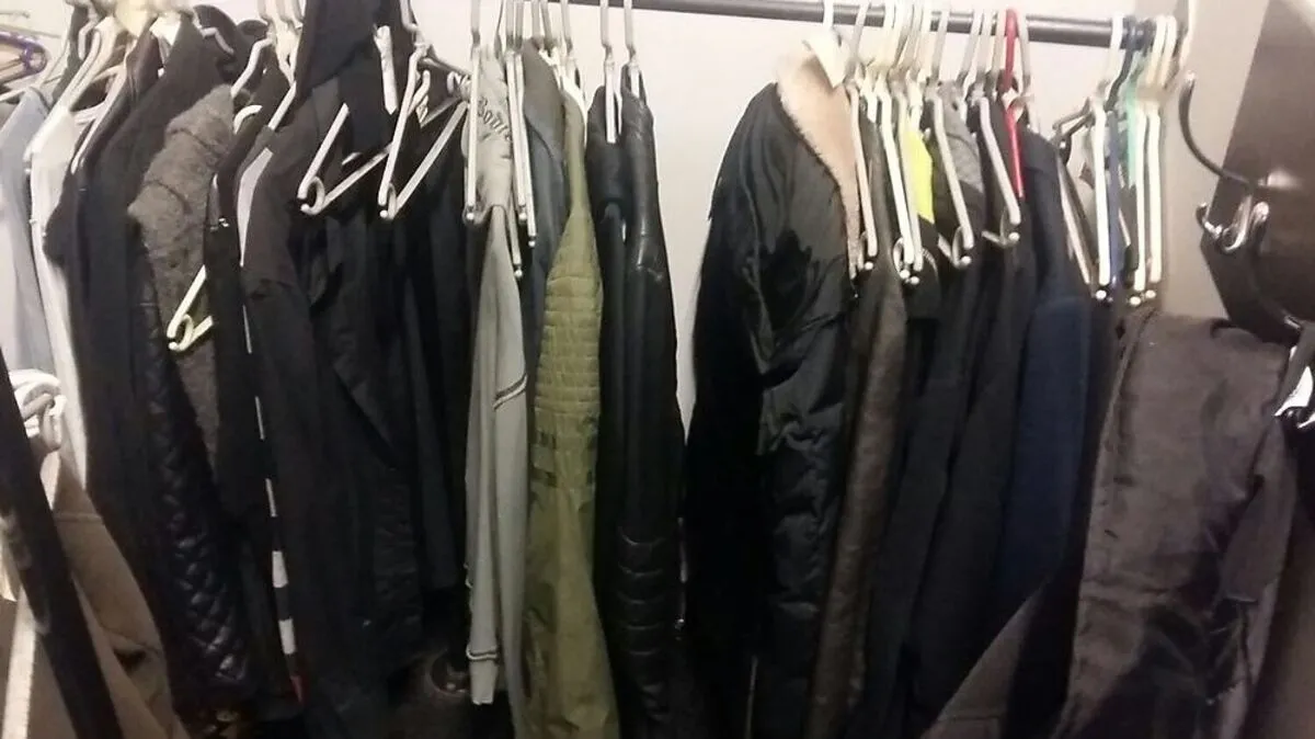 Zwei große Kleidungsständer in der Garderobe des "X-Cube" sind voll mit herrenlosem Gewand