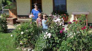 Sonja Steiner mit ihren Kindern Katharina und Simone inmitten ihrer Blumen 