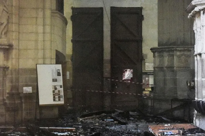 Die Verwüstung konnte so begrenzt werden, die Orgel ist hingegen verloren.