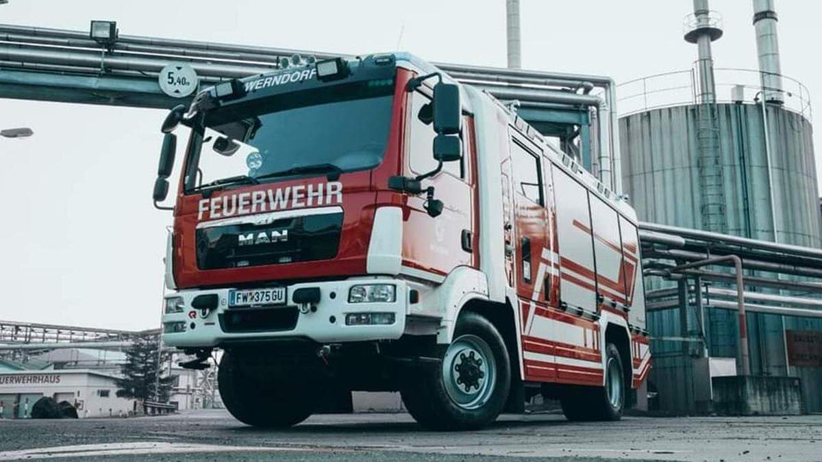 Die Freiwillige Feuerwehr Werndorf führte die Reinigungstätigkeiten durch und richtete Ölsperren ein