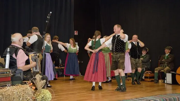 „Sitz ma zaum bei Musi und G’saung“ – unter diesem Motto hatte der Heimatverein Stamm 1907 vor Kurzem zu einem bunten Nachmittag in den Festsaal St. Margarethen geladen. 
