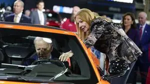 Mary Barra, CEO von General Motors, erklärt US-Präsident Joe Biden die Corvette