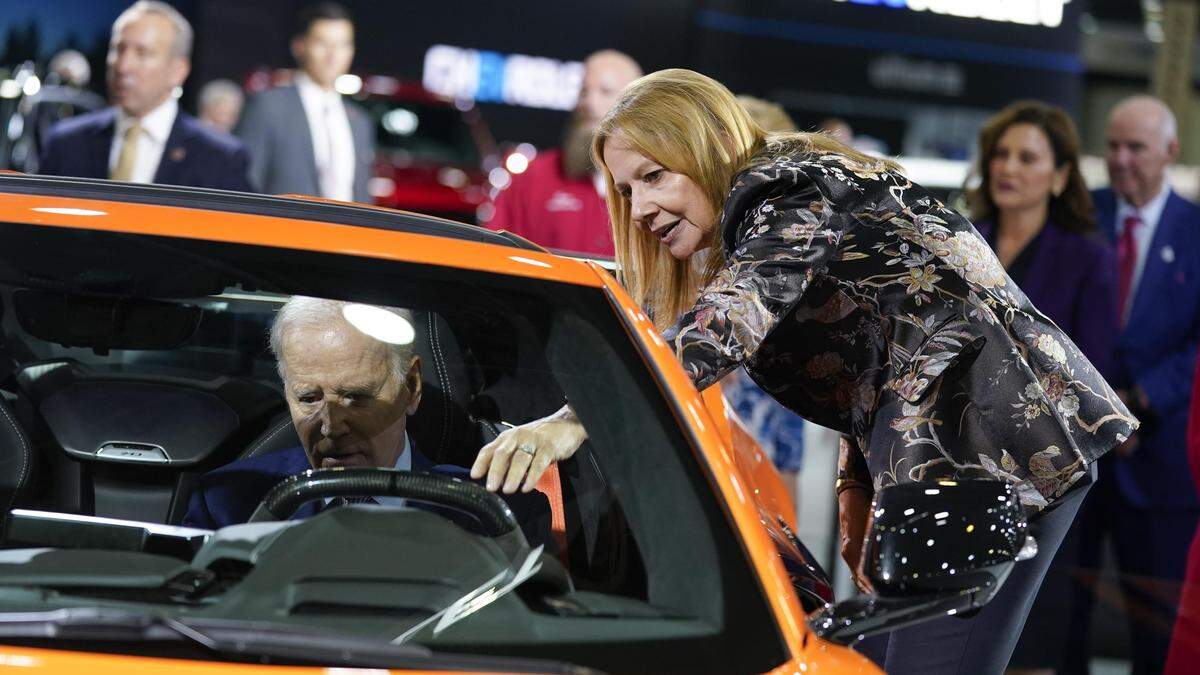 Mary Barra, CEO von General Motors, erklärt US-Präsident Joe Biden die Corvette