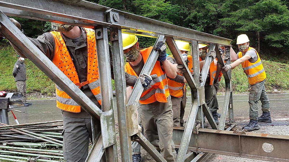 Im Bezirk Weiz bauten Pioniere eine Behelfsbrücke auf