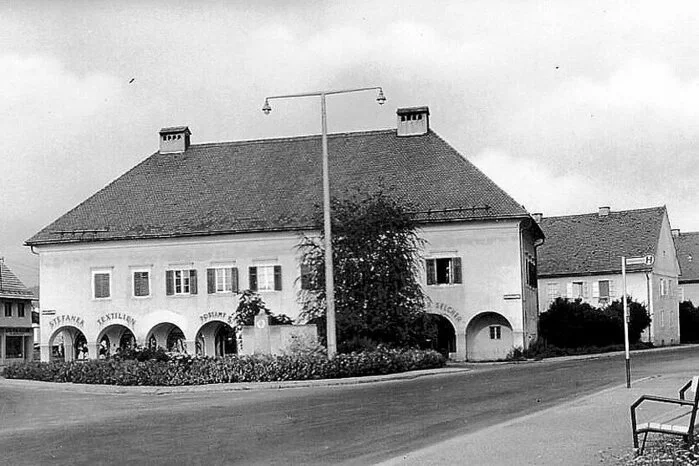 Schulen, Sportstätten und Geschäftsstellen – eine Stadt am Reißbrett.