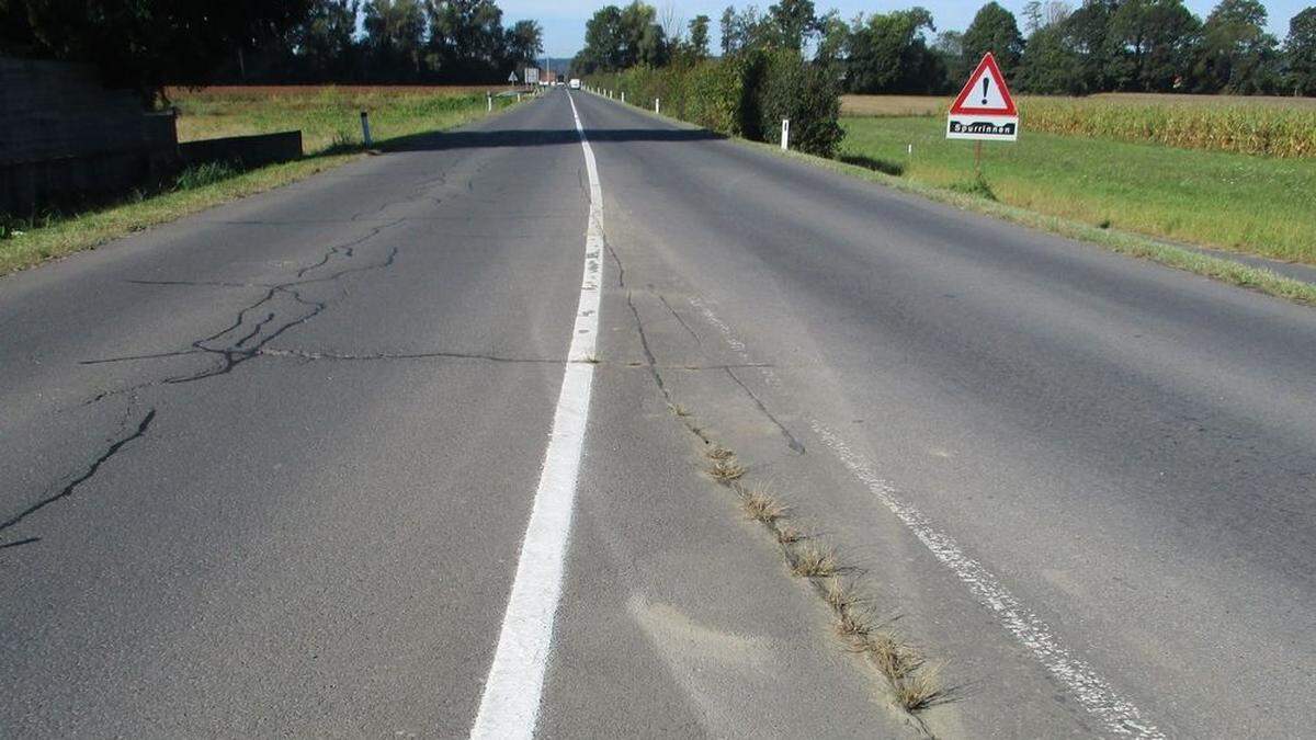 Die Fahrbahn muss frisch asphaltiert werden