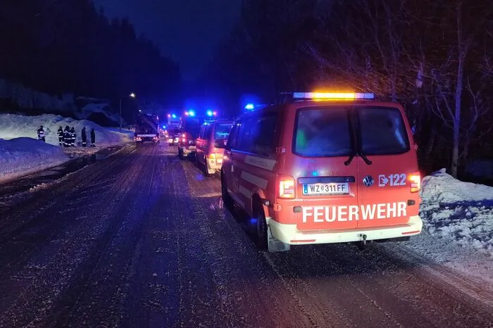. . . den 1. technischen Zug des Bereichs Weiz plus vier Sonderfahrzeuge (Einsatzleitfahrzeug des BFV Weiz, Teleskopmastbühne der Stadtfeuerwehr Weiz, LKW mit Kran der Stadtfeuerwehr Gleisdorf und LKW mit Kran der Feuerwehr Birkfeld) zu mobilisieren und die Einsatzbereitschaft herzustellen.